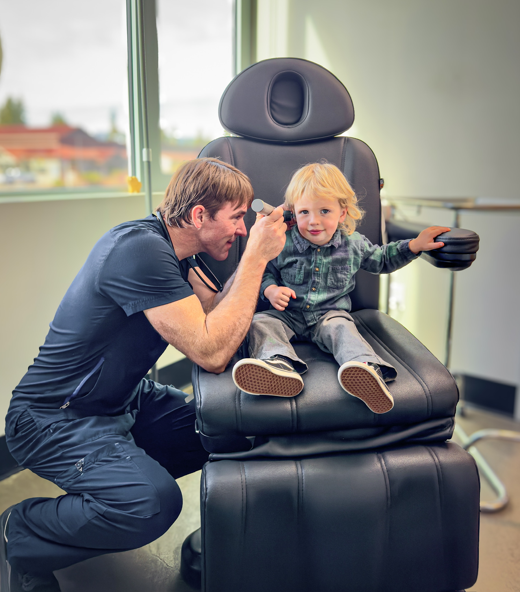 Cody urgent care examining child's ear